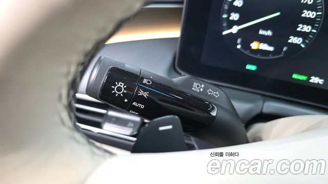 Kia K8 Signature — photo 1 of 40