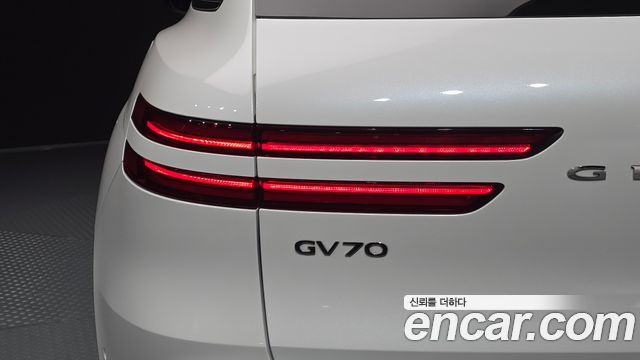 Genesis GV70 2.5T Gasoline AWD — photo 1 of 34