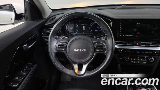 Kia Niro Prestige — photo 1 of 32