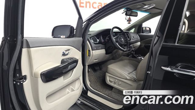 Kia Canival 9-seater Prestige — photo 1 of 33