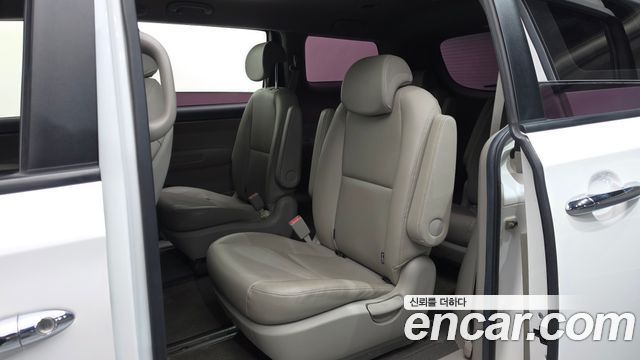 Kia Canival 9-Seater Luxury — photo 1 of 32