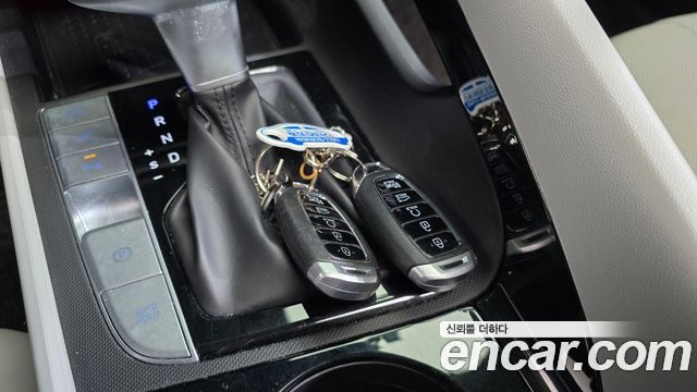 Hyundai AVANTE 1.6 — photo 1 of 20