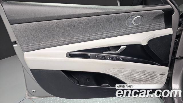 Hyundai AVANTE 1.6 — photo 1 of 35