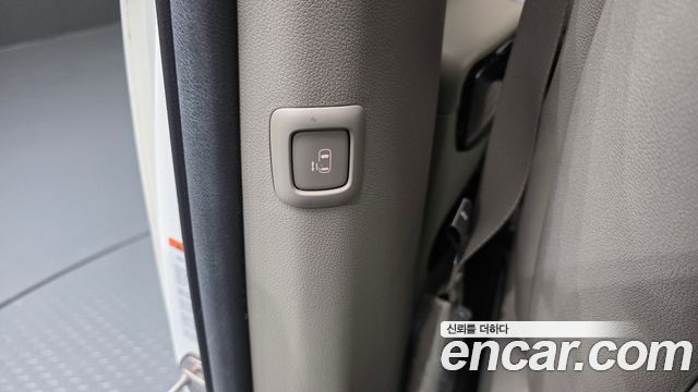 Kia Canival 9-seater Prestige — photo 1 of 32