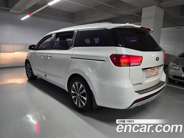 Kia Canival 9-seater Luxury — photo 1 of 12