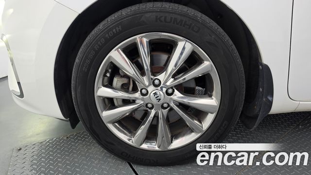 Kia Canival 9-Seater Noblesse — photo 1 of 34