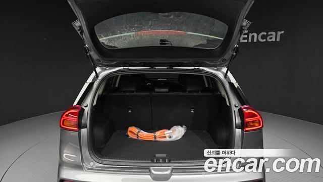 Kia Niro Prestige — photo 1 of 31