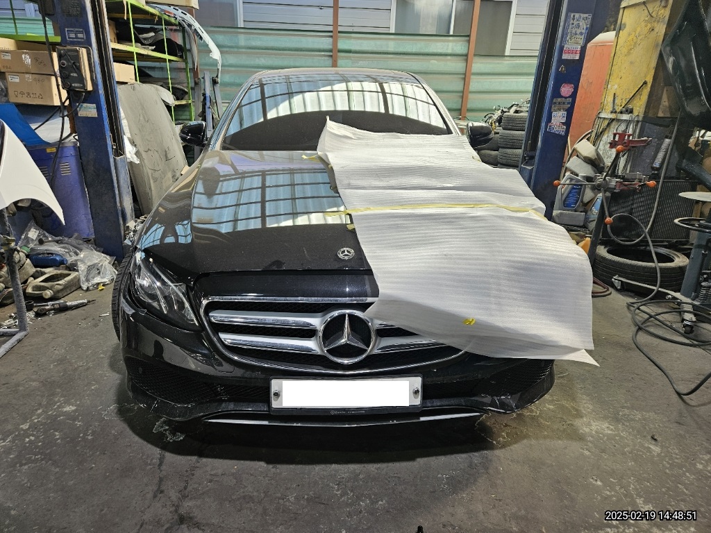 Mercedes-Benz E200 — photo 1 of 5