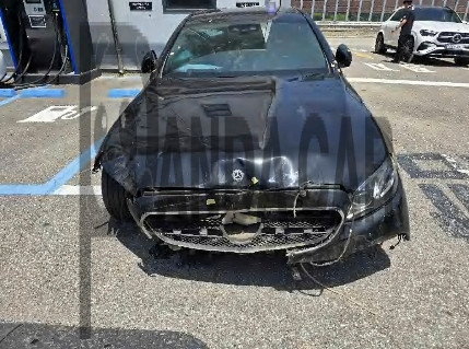 Mercedes-Benz E300 — photo 1 of 5