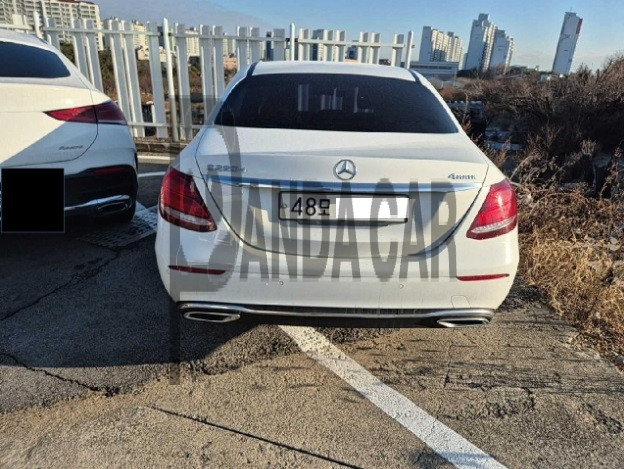 Mercedes-Benz E220 d 4Matic — photo 1 of 4
