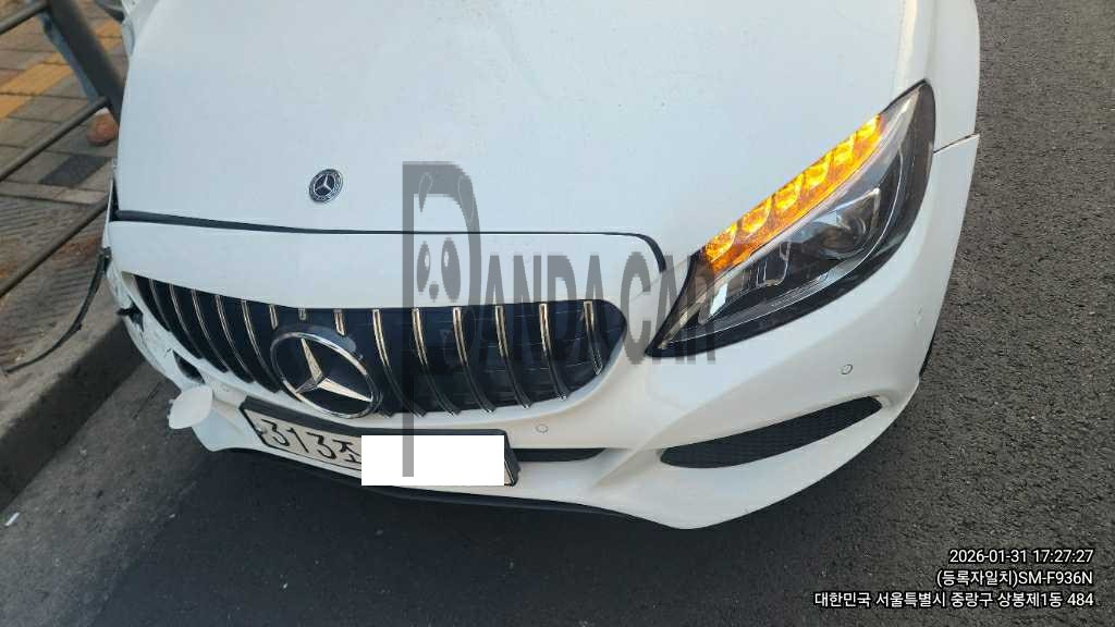 Mercedes-Benz C200 — photo 1 of 4