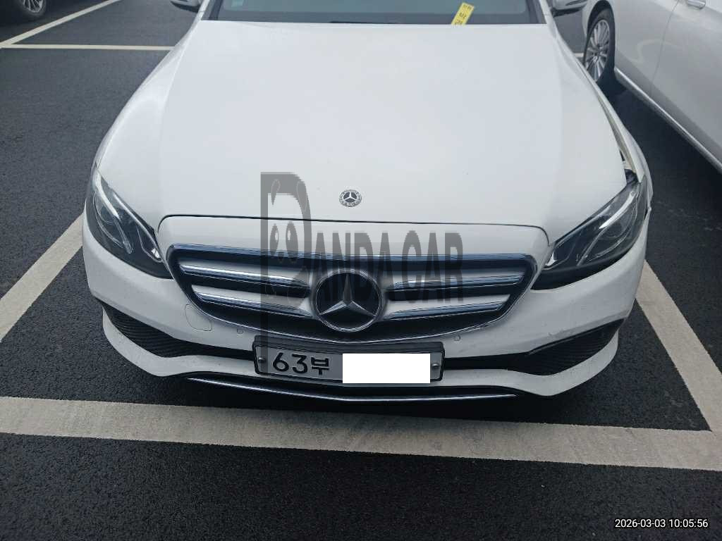 Mercedes-Benz E200 — photo 1 of 4