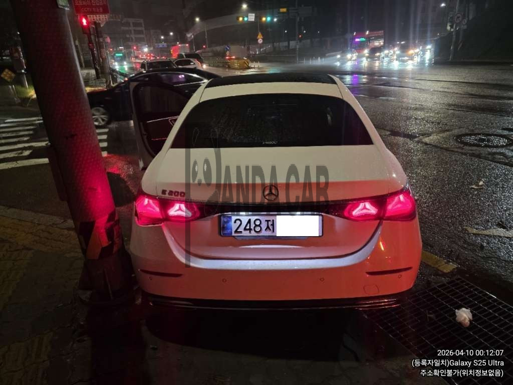 Mercedes-Benz E 200 — photo 1 of 4