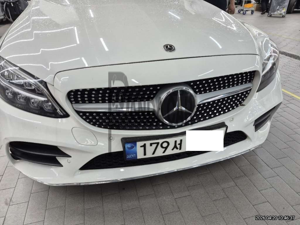 Mercedes-Benz C200 — photo 1 of 4