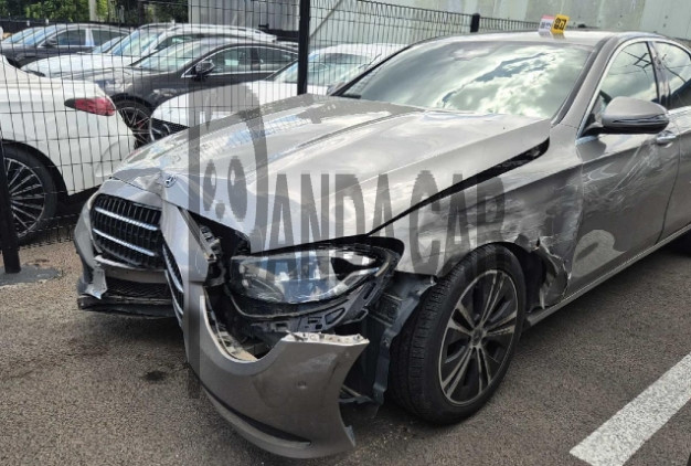 Mercedes-Benz E250 — photo 1 of 3