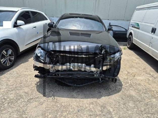 Mercedes-Benz E300 4Matic — photo 1 of 4