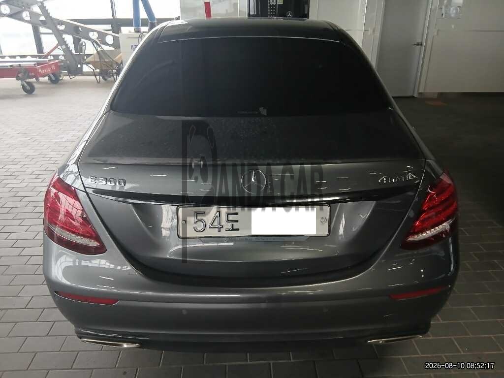 Mercedes-Benz E300 4Matic — photo 1 of 4