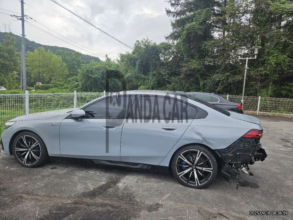 2025 BMW 530i xDrive, photograph 5