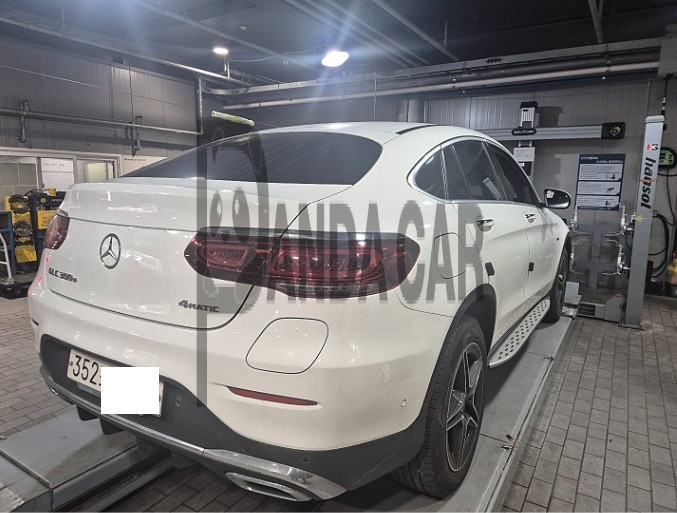2020 Mercedes-Benz GLC300 e 4MATIC Coupe, photograph 3