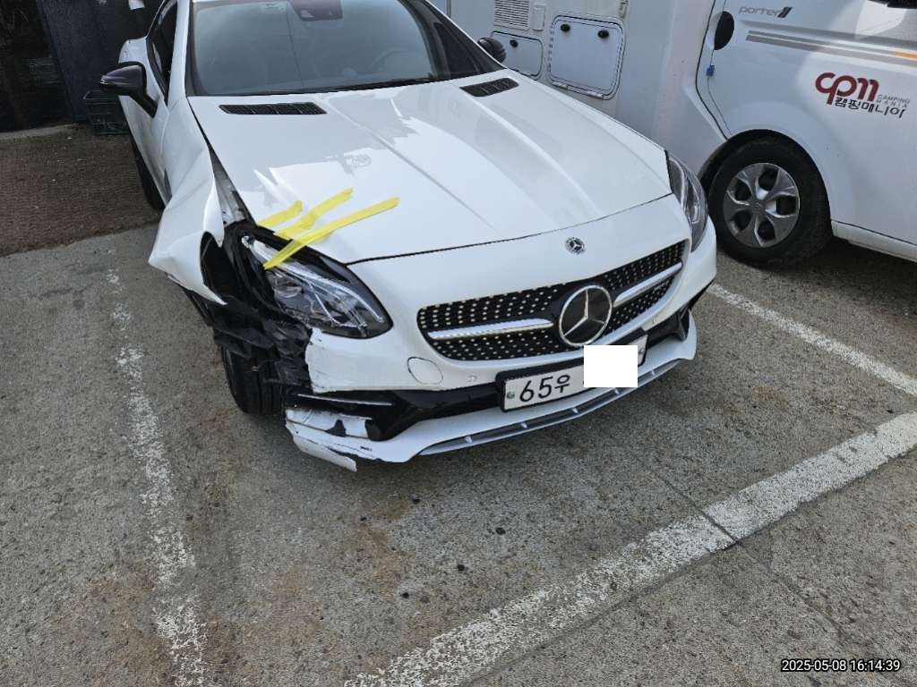 2017 Mercedes-Benz MercedesAMG SLC43, photograph 1