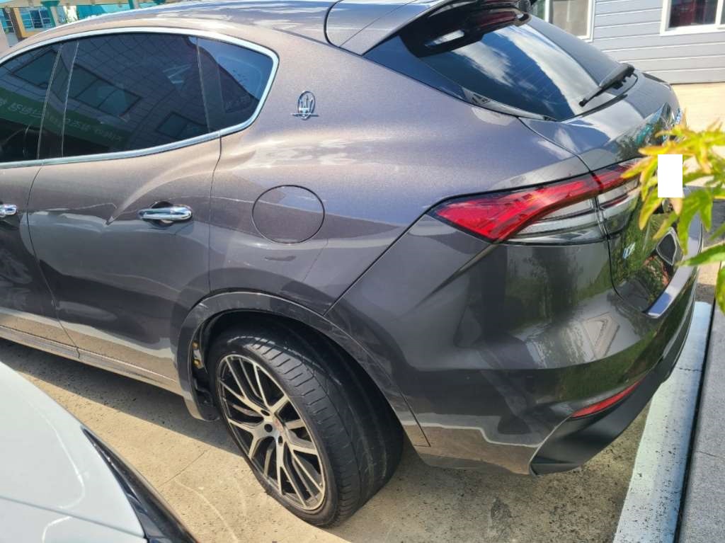 2020 Maserati Levante, photograph 2