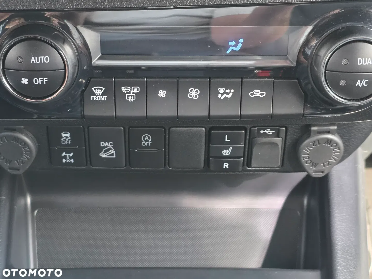 2023 Toyota Hilux 2.8 D-4D Double Cab Invincible 4x4, photograph 10