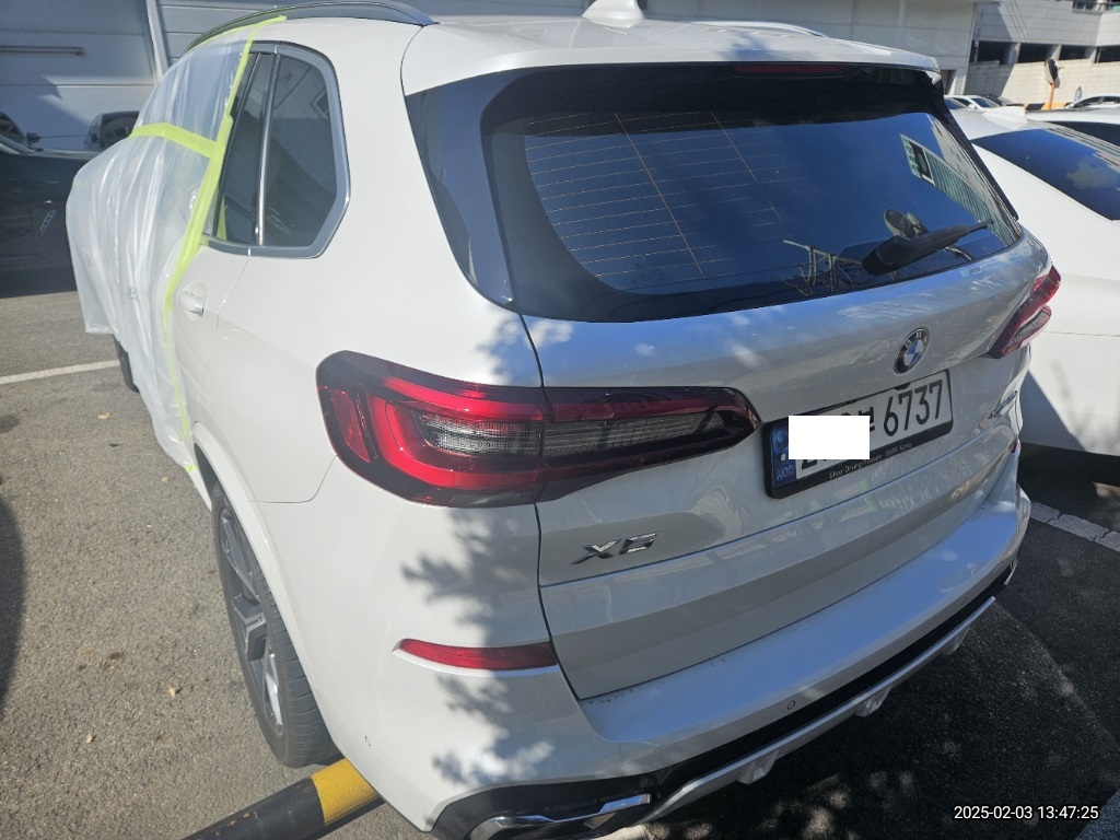 2022 BMW X5 xDrive40i, photograph 2