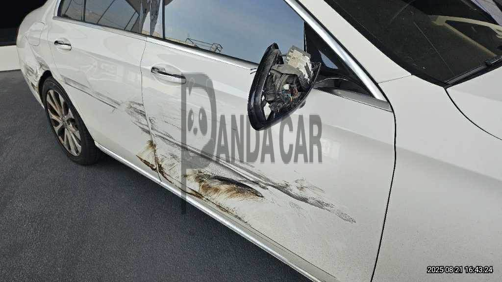 2019 Mercedes-Benz E220 d 4Matic, photograph 3