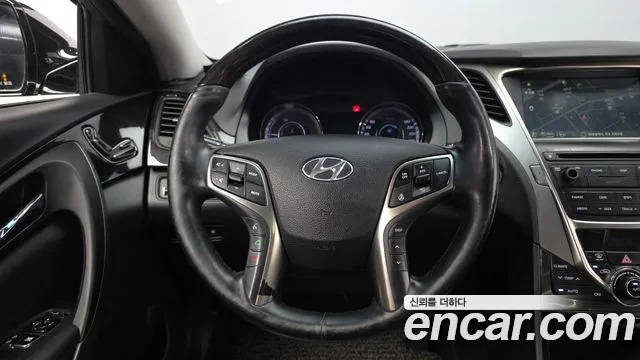 Hyundai Grandeur Premium — photo 1 of 30