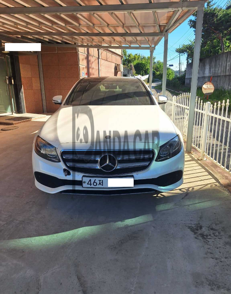 2017 Mercedes-Benz E300 4Matic, photograph 1