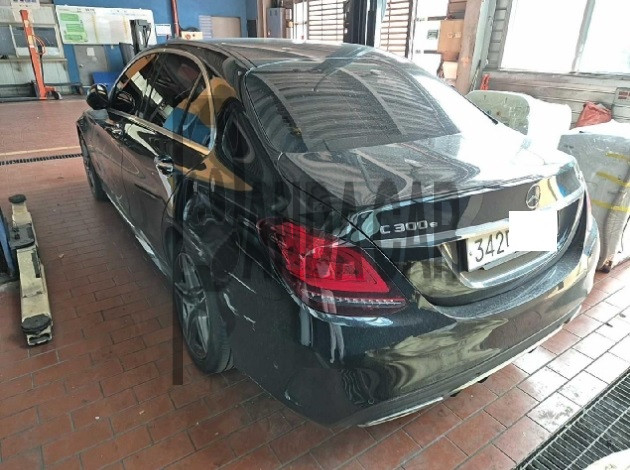 2020 Mercedes-Benz C300 e 4MATIC, photograph 2
