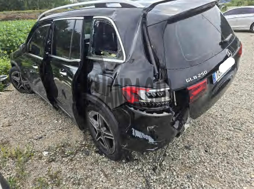 2023 Mercedes-Benz GLB250 4MATIC, photograph 4
