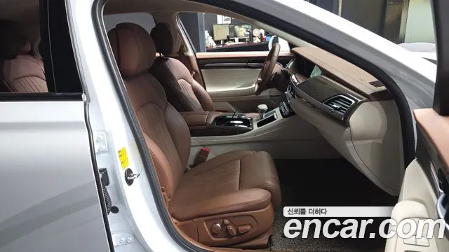 Genesis G90 3.3 T AWD — photo 1 of 33