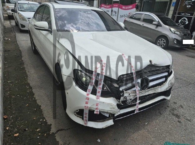 2017 Mercedes-Benz E200, photograph 3