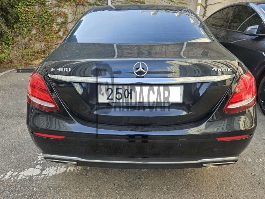 2017 Mercedes-Benz E300 4Matic, photograph 1