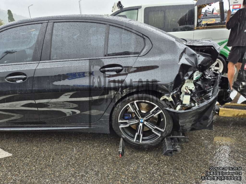 2025 BMW 320i, photograph 2