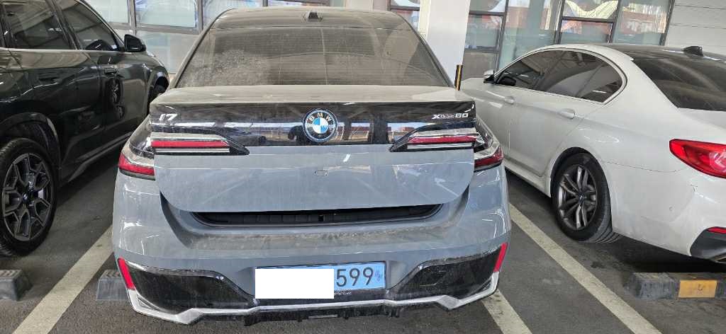 2023 BMW i7 xDrive60, photograph 2