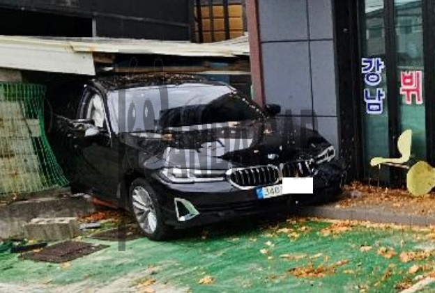 2023 BMW 520i, photograph 1