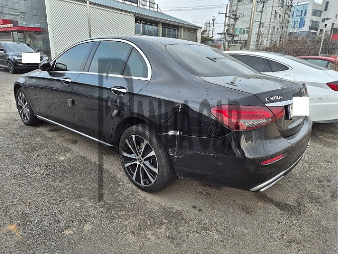 2021 Mercedes-Benz E300 e 4MATIC, photograph 5