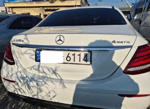 2019 Mercedes-Benz E220 d, photograph 2