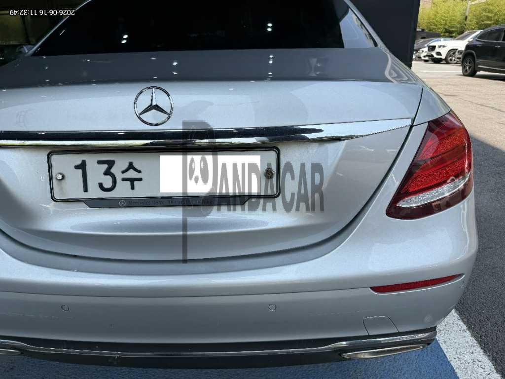 2017 Mercedes-Benz E300, photograph 3