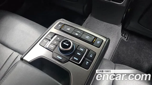 2014 Hyundai Genesis G330 Premium AWD, photograph 6