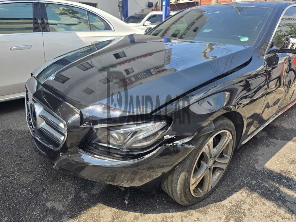 2017 Mercedes-Benz E300 4Matic, photograph 3
