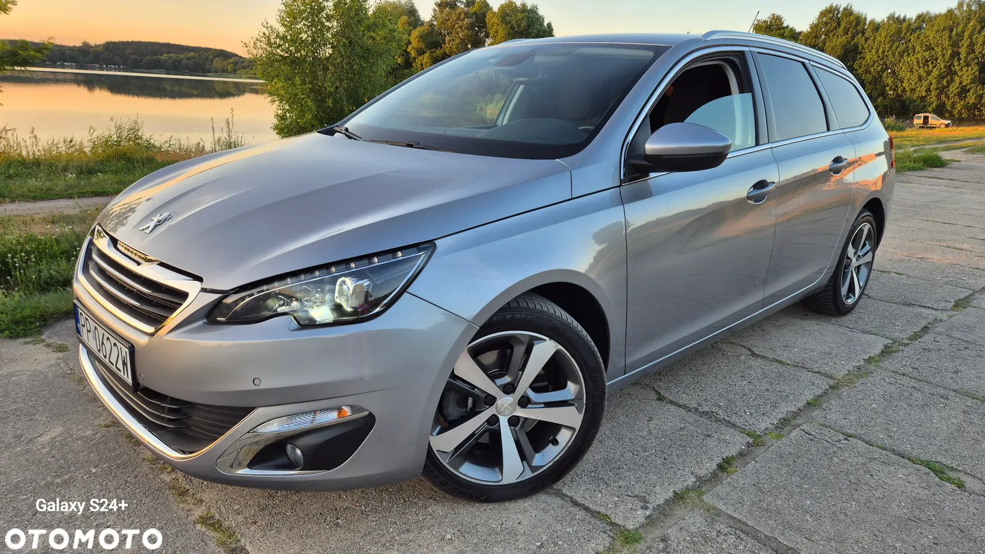 2016 Peugeot 308 BlueHDi 150 Stop & Start Allure, photograph 2