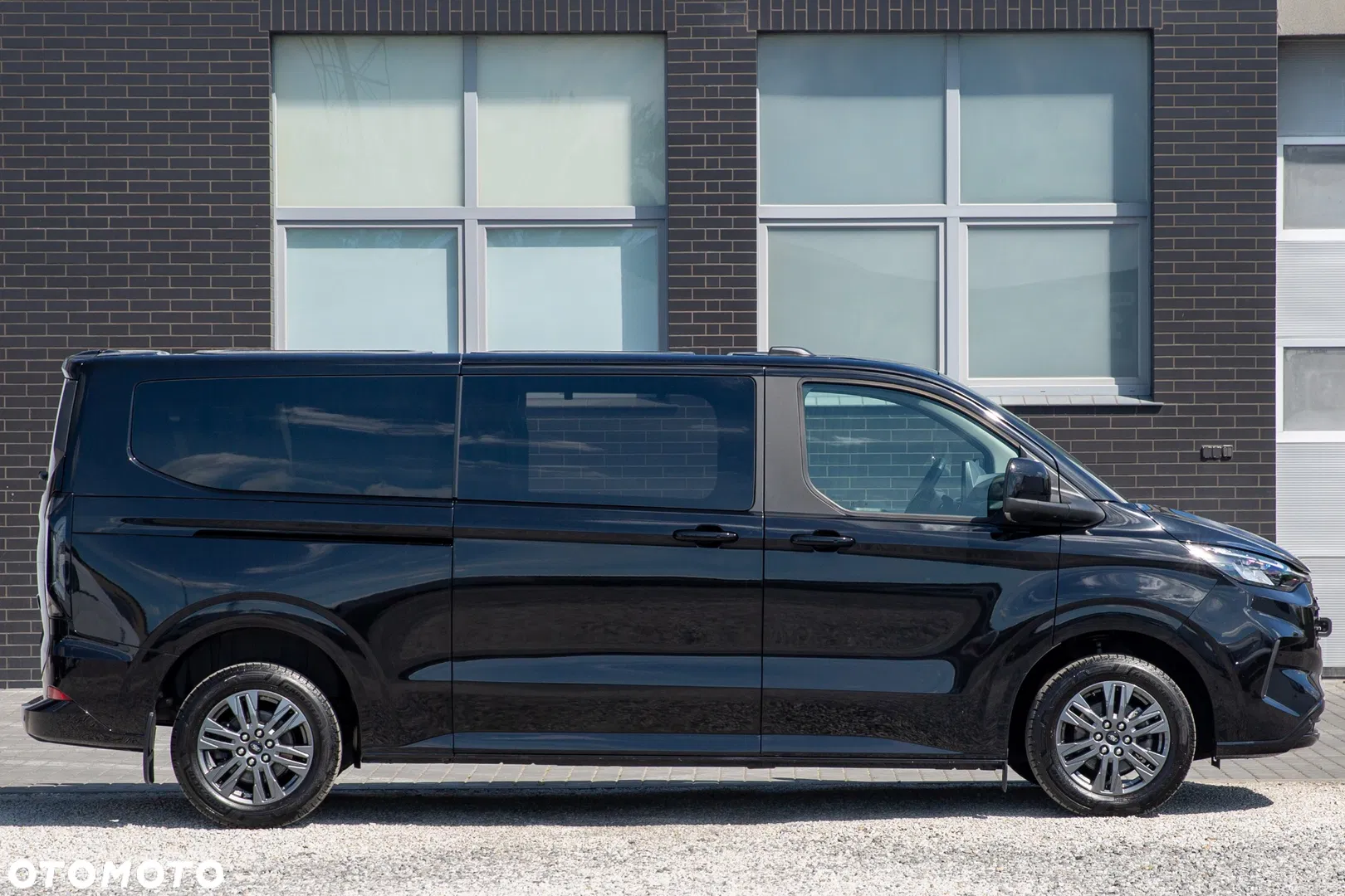 2025 Ford Tourneo Custom, photograph 3