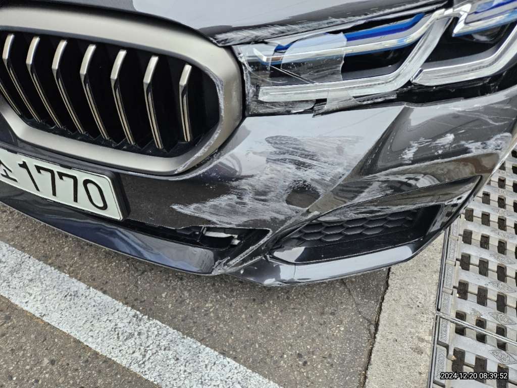 2021 BMW M550i xDrive, photograph 2