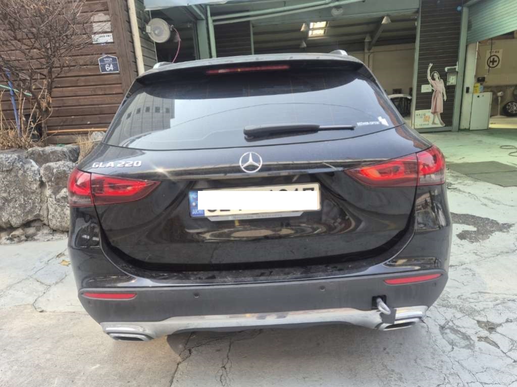 2021 Mercedes-Benz GLA220, photograph 4