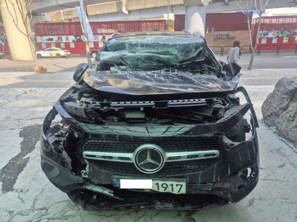 2021 Mercedes-Benz GLA220, photograph 1