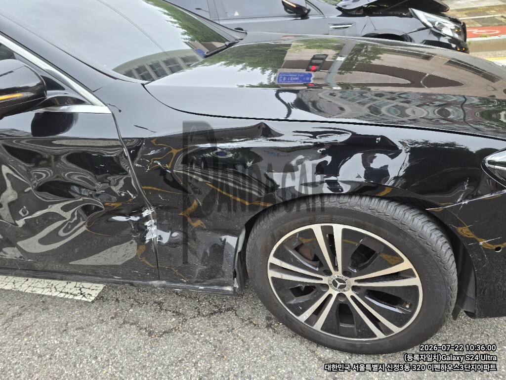 2020 Mercedes-Benz E 300, photograph 2