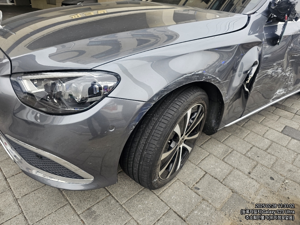 2021 Mercedes-Benz E300 e 4MATIC, photograph 4